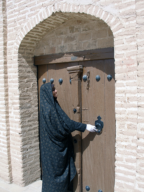 ورودی مدرسه علمیه فردوس، این مدرسه در زلزله 1347 ویران و در سال های اخیر بازسازی شده است ورودی مدرسه علمیه فردوس، این مدرسه در زلزله 1347 ویران و در سال های اخیر بازسازی شده است